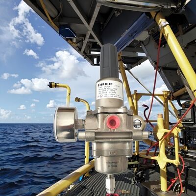 Регулятор газа Фишера с корпусом из нержавеющей стали и входной давлением 250psi для оффшорных приложений